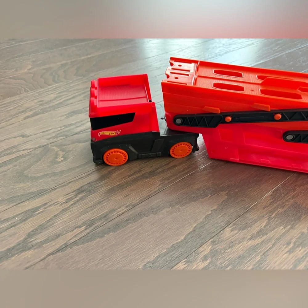 Hot Wheels Mega Hauler Truck (2015) holds 50 cars - NEW in box